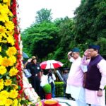 मुख्यमंत्री धामी ने शहीद स्मारक पर कारगिल शहीदों को श्रद्धांजलि अर्पित की