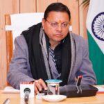 *मुख्यमंत्री राजस्व विभाग के विभागीय कार्यों से सम्बन्धित 6 वेब पोर्टल का किया शुभारंभ*   *अब घर बैठे मोबाइल या इंटरनेट के माध्यम से मिलेंगी सत्यापित खतौनी*   मुख्यमंत्री श्री पुष्कर सिंह धामी ने शनिवार को मुख्यमंत्री आवास, देहरादून में राजस्व परिषद द्वारा राजस्व विभाग के विभागीय कार्यों से सम्बन्धित 6 वेब पोर्टल का शुभारंभ किया। इसमें ई-भूलेख ( अपडेटेड वर्जन), भू-नक्शा, भूलेख अंश, भू-अनुमति, एग्री लोन एवं ई-वसूली पोर्टल ( ई – आरसीएस पोर्टल) शामिल हैं।   मुख्यमंत्री श्री पुष्कर सिंह धामी ने कहा कि प्रधानमंत्री श्री नरेंद्र मोदी की परिकल्पना के अनुरूप विज्ञान, आईटी और एआई के माध्यम से आमजन को अधिक से अधिक सहूलियत प्रदान की जा रही है। उन्होंने कहा इन वेब पोर्टलों के शुभारंभ से नागरिकों को बड़ी राहत मिलेगी, उनका जीवन सरल होगा एवं उन्हें दफ्तरों के चक्कर नहीं काटने पड़ेंगे, जिससे समय की भी बचत होगी।  मुख्यमंत्री ने कहा कि राज्य सरकार – सरलीकरण, समाधान और निस्तारण के संकल्प के साथ कार्य कर रही है। डिजिटल इंडिया के अंतर्गत राजस्व से जुड़ी नई सेवाओं का ऑनलाइन उपलब्ध होना  महत्वपूर्ण कदम है। इससे प्रशासनिक कार्यों में पारदर्शिता आएगी एवं नागरिक घर बैठे ही खतौनी सहित अन्य राजस्व संबंधी सेवाओं का लाभ उठा सकेंगे।  मुख्यमंत्री ने कहा कि भूमि अभिलेखों से संबंधित सेवाओं में विशेष रूप से खतौनी अब तहसील कार्यालय आने के बजाय घर बैठे मोबाइल या इंटरनेट के माध्यम से सत्यापित प्रति के रूप में, ऑनलाइन भुगतान कर प्राप्त की जा सकती है। उन्होंने कहा प्रदेश में उद्योग एवं कृषि प्रयोजनों हेतु भूमि उपयोग/भूमि कार्य की अनुमति प्राप्त करने की प्रक्रिया को पूर्णतः ऑनलाइन की गई है। साथ ही भूमि मानचित्र (कैडस्ट्रल मैप) को सार्वजनिक डोमेन में निःशुल्क देखने की सुविधा प्रदान की गई है।   मुख्यमंत्री ने कहा कि 6 वेब एप्लीकेशन का नवीन संस्करण डिजिटल इंडिया की भावना, विकसित भारत एवं विकसित उत्तराखण्ड के लक्ष्यों तथा समय की मांग के अनुरूप आधुनिक तकनीकों के माध्यम से उन्नत किया गया है। इस पहल से प्रशासनिक पारदर्शिता एवं नागरिक सुविधा में वृद्धि होगी। जिससे ईज ऑफ डूइंग बिजनेस के साथ ईज ऑफ लिविंग को भी बढ़ावा मिलेगा।    गौरतलब है कि ई-भूलेख पोर्टल के तहत भूमि अभिलेखों से संबंधित सेवाओं में विशेष रूप से खतौनी अब तहसील कार्यालय आने के बजाय घर बैठे मोबाइल या इंटरनेट के माध्यम से सत्यापित प्रति के रूप में, ऑनलाइन नियत शुल्क का भुगतान पेमेंट गेटवे के माध्यम से कर, प्राप्त की जा सकती है। पूर्व में खतौनी की प्रमाणित प्रति प्राप्त करने हेतु आमजन को तहसील आना पड़ता था, जिससे समय एवं संसाधनों की अतिरिक्त खपत होती थी, जबकि अब यह सुविधा पूर्णतः ऑनलाइन उपलब्ध है।  भूलेख अंश पोर्टल के तहत प्रदेश के भू-अभिलेखों में संयुक्त खातेदारी एवं गोलखातों में दर्ज खातेदारों एवं सहखातेदारों का पृथक-पृथक अंश निर्धारित डाटाबेस तैयार किया जा रहा है, जिससे प्रदेश के किसानों की फार्मर रजिस्ट्री तैयार किये जाने का मार्ग प्रशस्त होगा। इस कार्यवाही में भू-अभिलेखों में खातेदारों की जाति, लिंग एवं पहचान संख्या को भी संकलित किया जा रहा है, जिससे भविष्य में भू-अभिलेखों का समेकित डाटाबेस तैयार किया जा सकेगा।  भू-अनुमति पोर्टल के तहत प्रदेश में उद्योग एवं कृषि प्रयोजनों हेतु भूमि उपयोग/भूमि कार्य की अनुमति प्राप्त करने की प्रक्रिया को पूर्णतः ऑनलाइन किया गया है। इस पोर्टल के माध्यम से भू-कानून के अनुसार प्रदेश में उद्योग एवं जनपद हरिद्वार एवं उधमसिंहनगर में कृषि व बागवानी हेतु भूमि कय की अनुमति को पूर्णतः डिजिटलाईज किया गया है।  एग्रीलोन पोर्टल के तहत प्रदेश में उद्योग एवं कृषि प्रयोजनों हेतु भूमि उपयोग/भूमि कार्य की अनुमति प्राप्त करने की प्रक्रिया को पूर्णतः ऑनलाइन किया गया है। किसानों को बैंक से अपनी भूमि के सापेक्ष कृषि एवं कृषि संबंधित गतिविधियों हेतु ऋण लेने की प्रक्रिया को भी पूरी तरह ऑनलाइन किया गया है। अब किसान या भूमि स्वामी पोर्टल के माध्यम से ऋण के लिये आवदेन कर सकता है। और ऋण अदायगी के उपरान्त बैंक द्वारा एन.ओ.सी जारी करने पर स्वतः ही चार्ज रिमूव भी हो जायेगा।  ई-वसूली पोर्टल के माध्यम से राजस्व वसूली की प्रक्रिया को पूर्णः डिजिटल बनाते हुए बैंक अथवा संबंधित विभाग अब अपने बकायेदारों से वसूली हेतु प्रकरणों को ऑनलाइन माध्यम से कलेक्टर को भेज सकेंगे, जिसमें पूरी वसूली प्रकिया की प्रत्येक स्तर पर ट्रेकिंग की जा सकेगी एवं भू-नक्शा पोर्टल के तहत भूमि मानचित्र (कैडस्ट्रल मैप) को सार्वजनिक डोमेन में निःशुल्क देखने की सुविधा प्रदान की गई है।   इस अवसर पर मुख्य सचिव श्री आनंद बर्द्धन, सचिव  राजस्व श्री एस.एन पांडेय, सचिव एवं आयुक्त राजस्व परिषद श्रीमती रंजना राजगुरु, अपर सचिव श्री आनंद श्रीवास्तव, स्टाफ ऑफिसर श्रीमती सोनिया पंत, एनआईसी के वरिष्ठ निदेशक (आईटी) श्री मनीष वालिया, श्री नरेंद्र सिंह नेगी, संयुक्त निदेशक (आईटी) श्री चंदन भकुनी एवं राज्य के सभी जिला मुख्यालयों से जिलाधिकारी, मंडल आयुक्त तथा विभिन्न तहसीलों से संबंधित अधिकारीगण वीडियो कॉन्फ्रेंसिंग के माध्यम से जुड़े रहे।