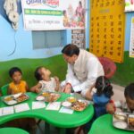 खटीमा में ‘आंगन मिलन’ कार्यक्रम में पहुंचे CM धामी, बच्चों को परोसा भोजन; गर्भवती महिलाओं को बांटी पोषण किट